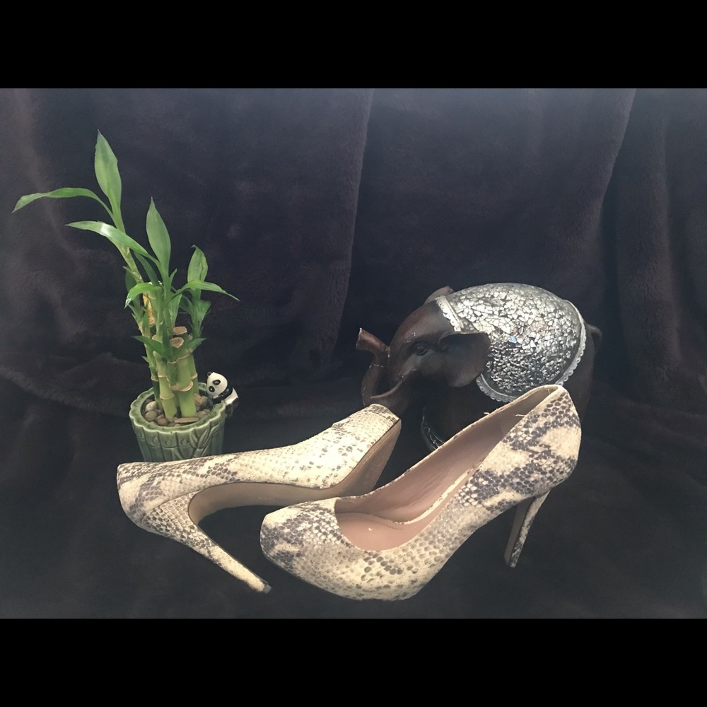 Vince Camuto leather snakeskin closed heel.
